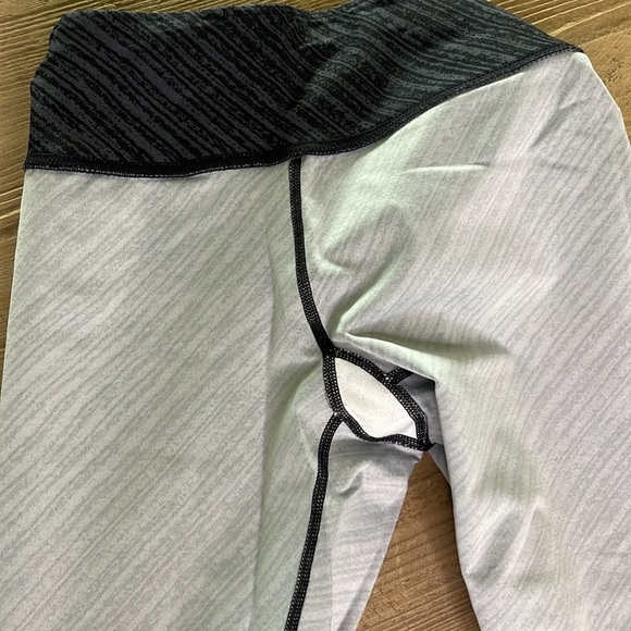 Calvin Klein Yoga Leggings.  Size XS - Picture 6 of 11